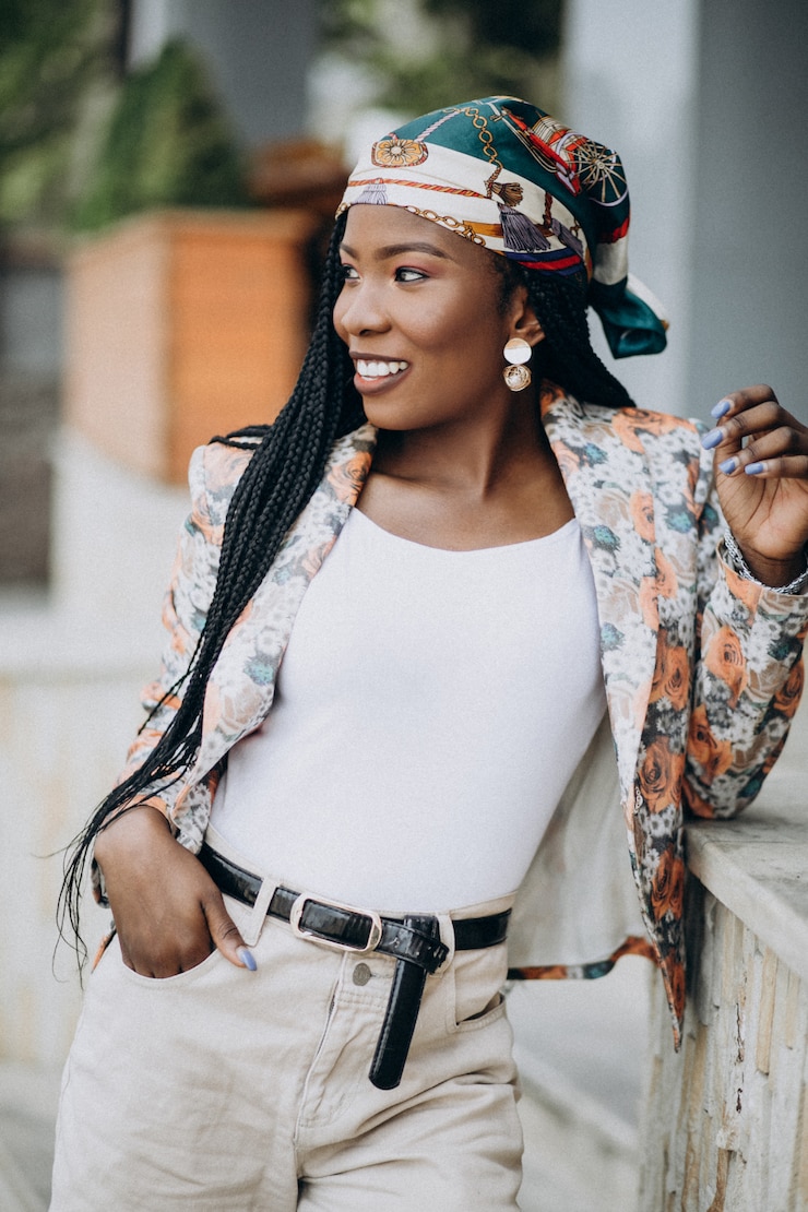 Foto gratuito una donna afroamericana elegante vicino al caffè.