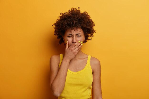 Una donna afroamericana triste e sconsolata piange dopo un esaurimento nervoso