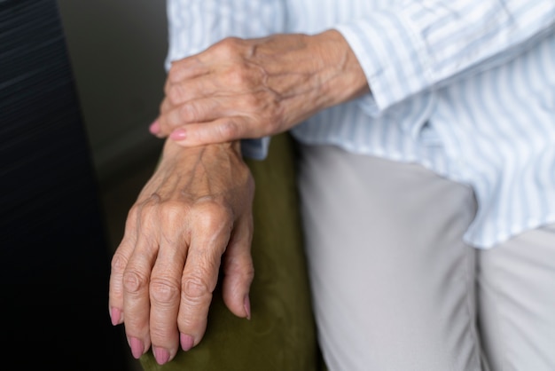 Una donna anziana alle prese con la malattia di Alzheimer