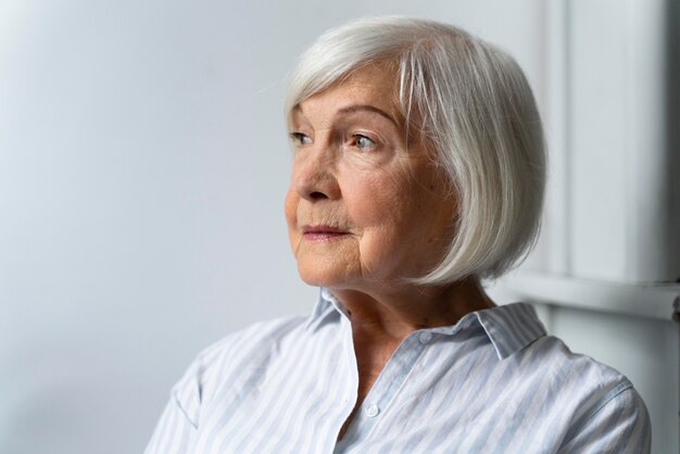 Una donna anziana alle prese con la malattia di Alzheimer