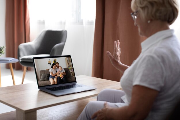 Una donna anziana fa una videochiamata con la sua famiglia