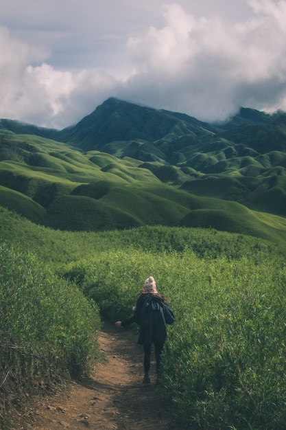Una donna canadese che fa un'escursione nella valle Dzukou del Nagaland
