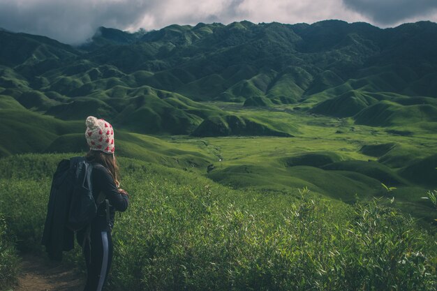 Una donna canadese che fa un'escursione nella valle Dzukou del Nagaland