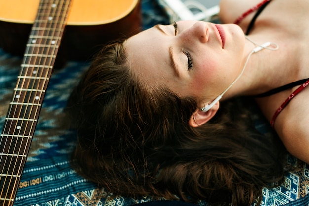 Una donna caucasica sta ascoltando musica