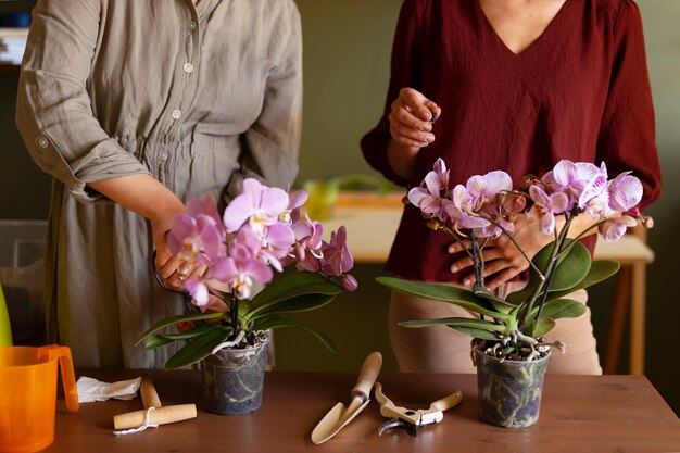 Una donna che decora la sua casa con orchidee