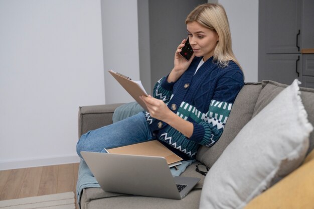Una donna che parla al telefono.