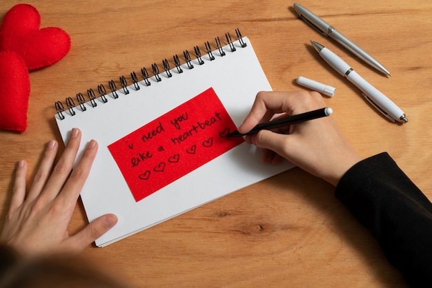 Una donna che scrive una lettera d'amore romantica a qualcuno