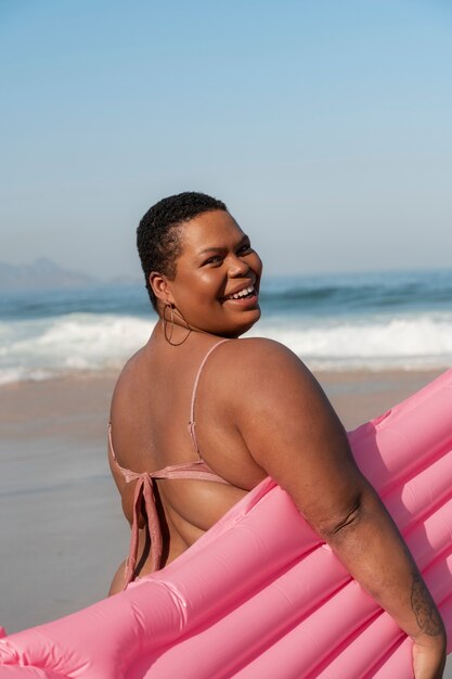 Una donna di taglia media che posa in riva al mare
