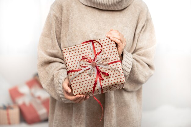 Una donna è in possesso di bellissimi regali di Natale.