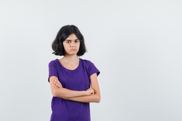 Una donna espressiva posa in studio