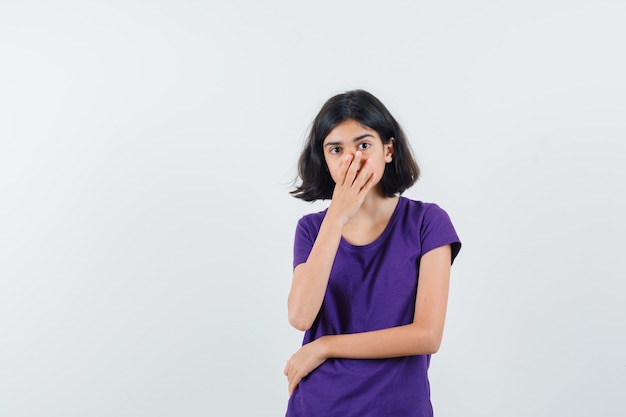 Una donna espressiva posa in studio