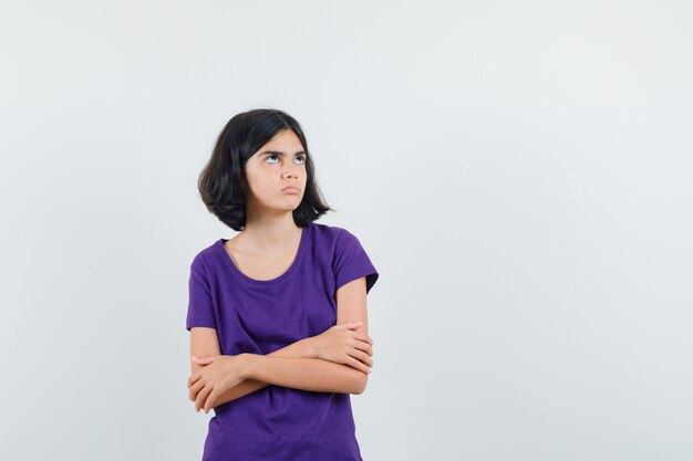 Una donna espressiva posa in studio