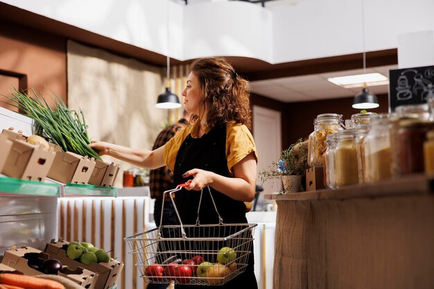 Una donna in un negozio ecologico locale compra cibo