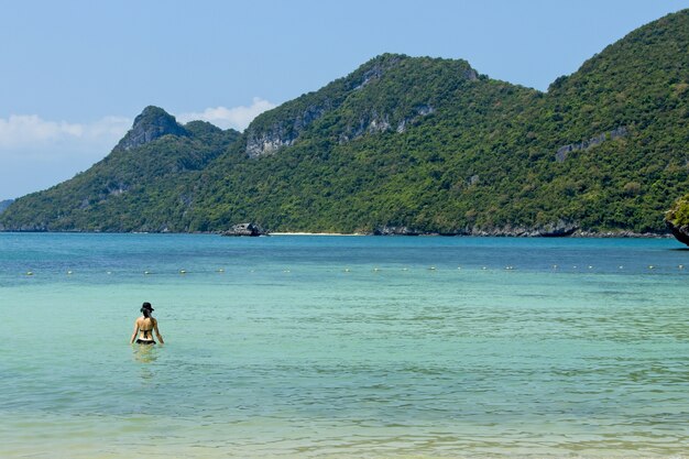 Una donna irriconoscibile che nuota nel mare nel Parco Nazionale Marino di Ang Thong.