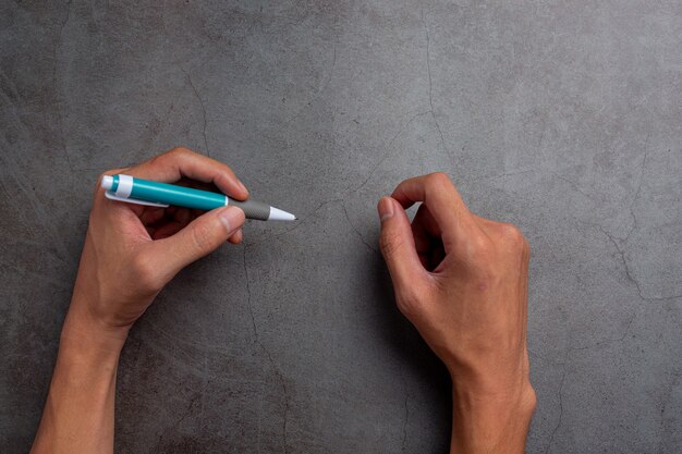 Una donna mano sinistra con una penna. Concetto di giorno di sinistra hander.