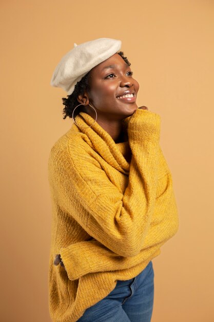 Una donna sorridente in posa.