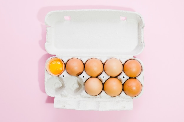 Una dozzina di uova con sfondo di colore