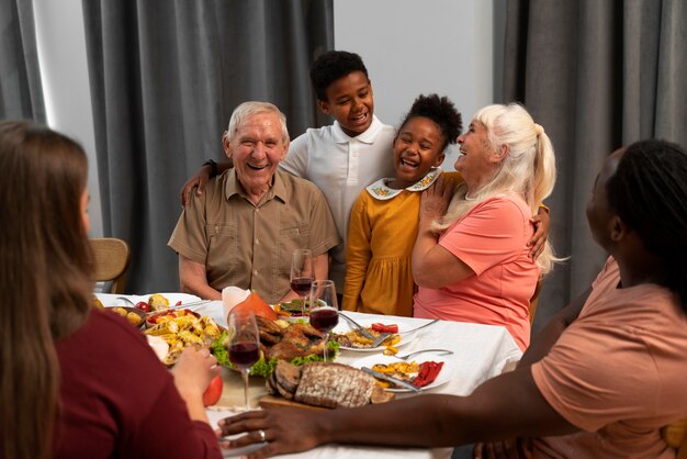 Una famiglia felice che ha una bella cena di Ringraziamento insieme