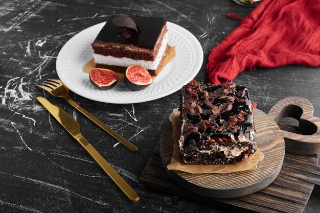 Una fetta di cheesecake al cioccolato su una tavola di legno.