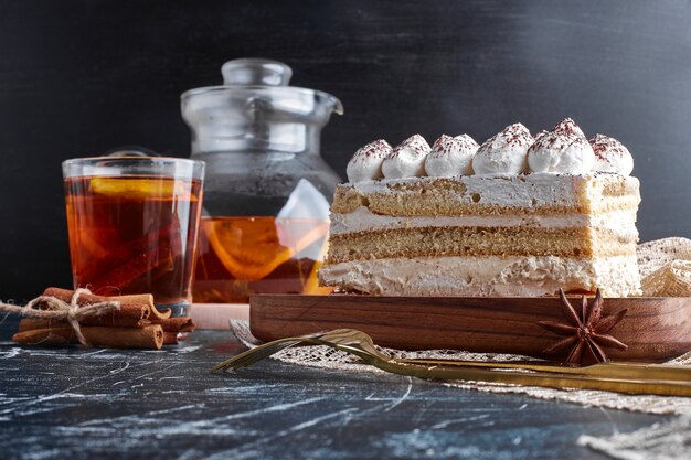 Una fetta di tiramisù con un bicchiere di bevanda.