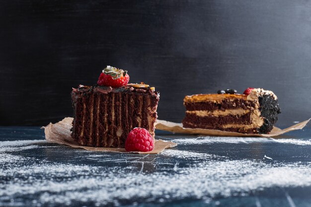 Una fetta di torta al cioccolato con frutti di bosco.