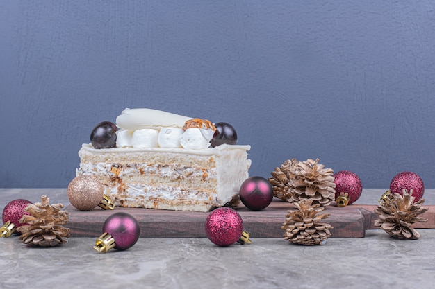 Una fetta di torta al cocco con decorazioni natalizie
