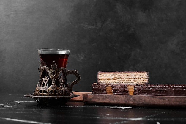 Una fetta di torta con un bicchiere di tè.