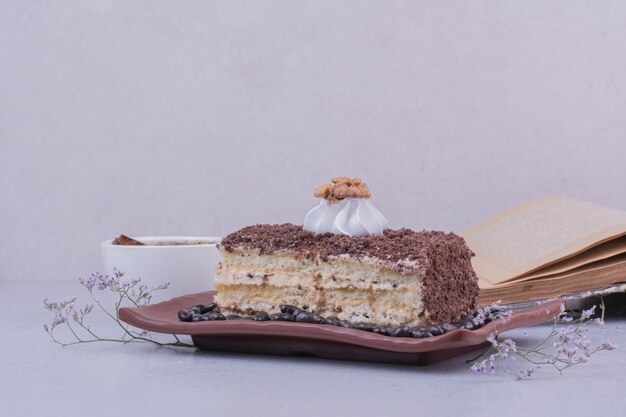 Una fetta di torta medovic con cioccolato tritato in un vassoio