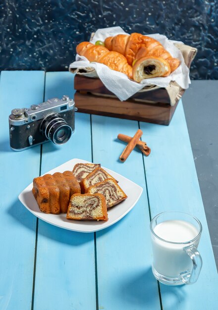 Una fetta di torta tradizionale medovik e una tazza di tè sulla tovaglia.