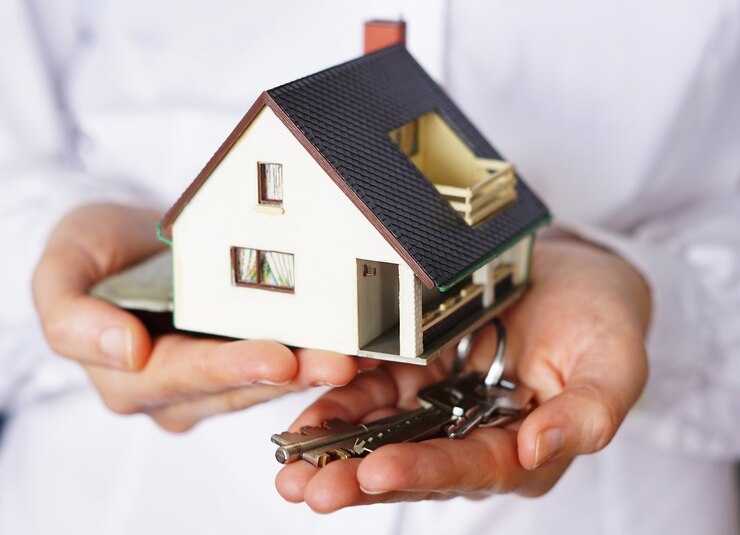 Foto gratuito una foto da vicino di una persona che pensa di comprare o vendere una casa