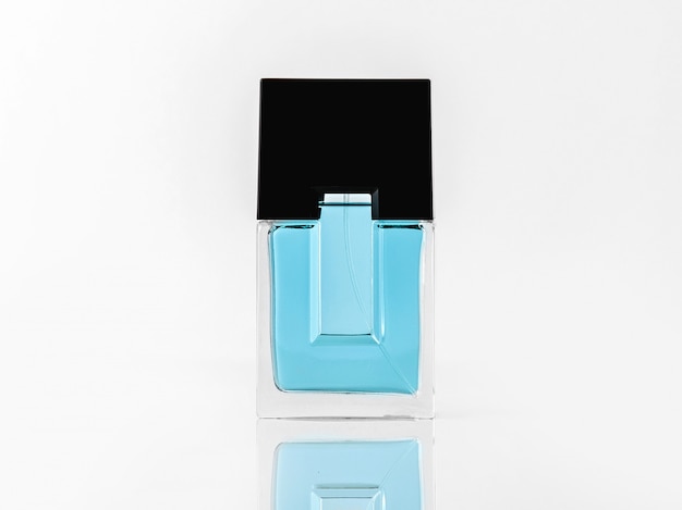 Una fragranza di vista frontale in bottiglia progettata blu e nera sulla parete bianca