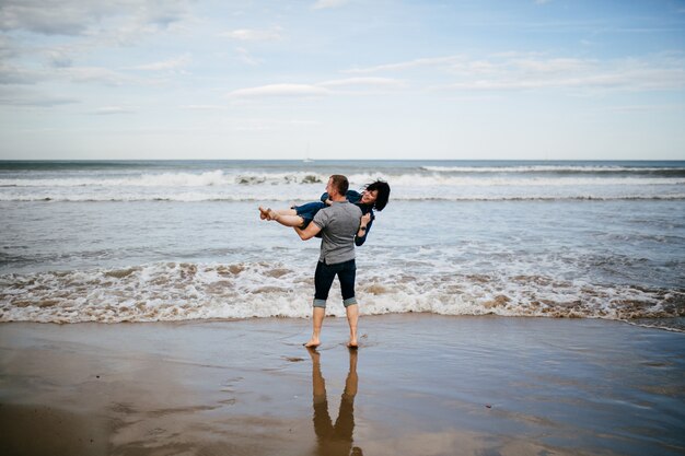 una giovane coppia che cammina sulla spiaggia
