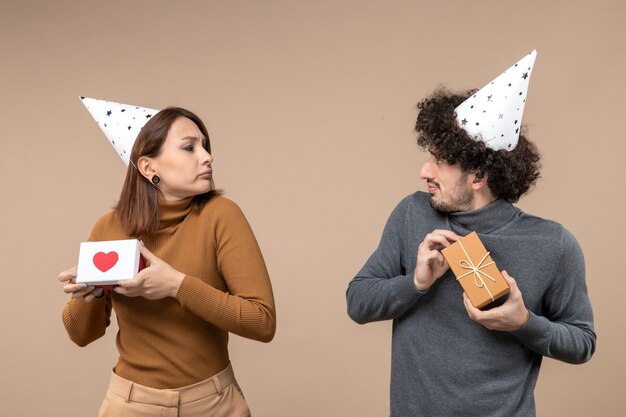 Una giovane coppia in posa in studio