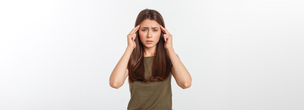 Una giovane donna attraente che soffre di malattia o mal di testa tenendo la testa isolata su bianco