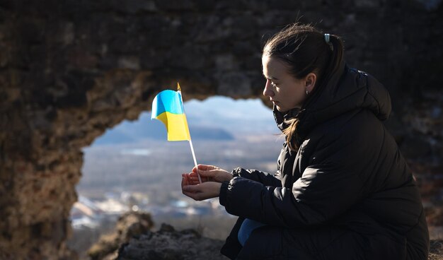 Una giovane donna con la bandiera dell'ucraina in mano