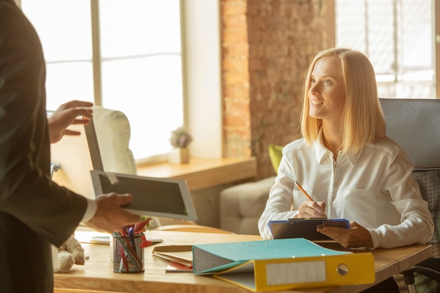 Una giovane donna d'affari in movimento in ufficio, ottenendo un nuovo posto di lavoro