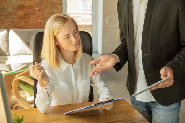 Una giovane donna d'affari in movimento in ufficio, ottenendo un nuovo posto di lavoro