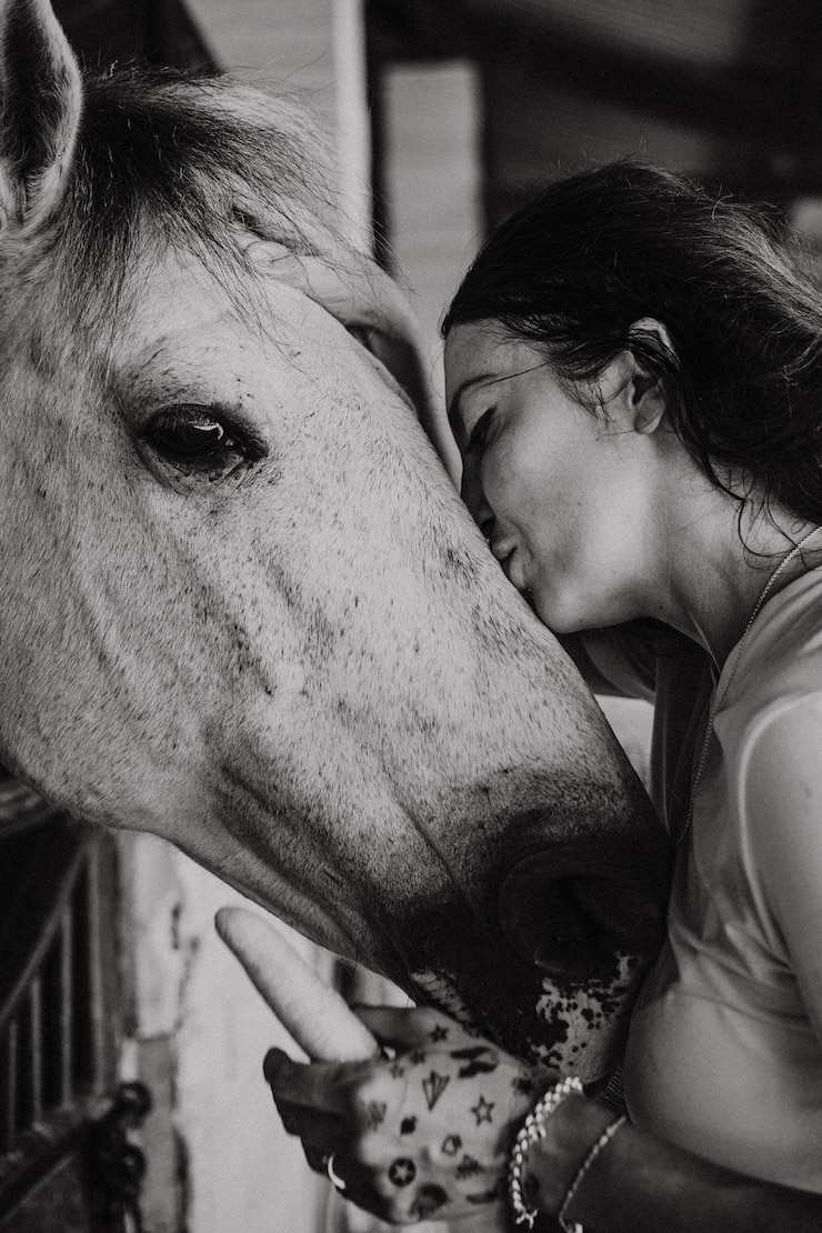 Foto gratuito una giovane donna e un cavallo, sentimenti, cure, affetto, tenerezza, una donna abbraccia e bacia un cavallo. chiuda in su della giovane donna felice che abbraccia il suo cavallo.