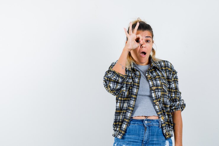 Foto gratuito una giovane donna espressiva in posa