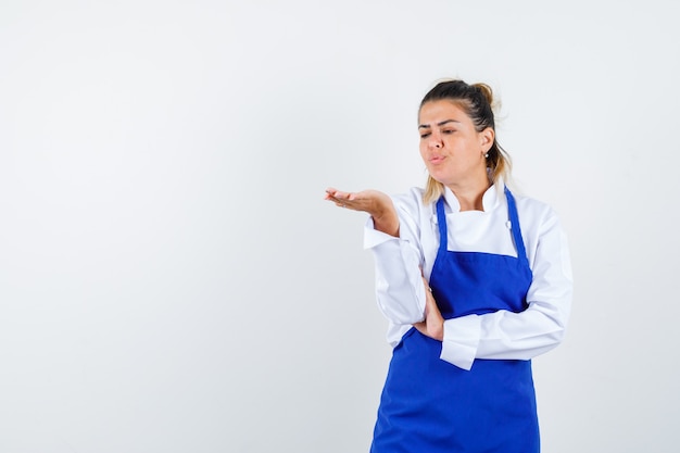 Una giovane donna espressiva in posa