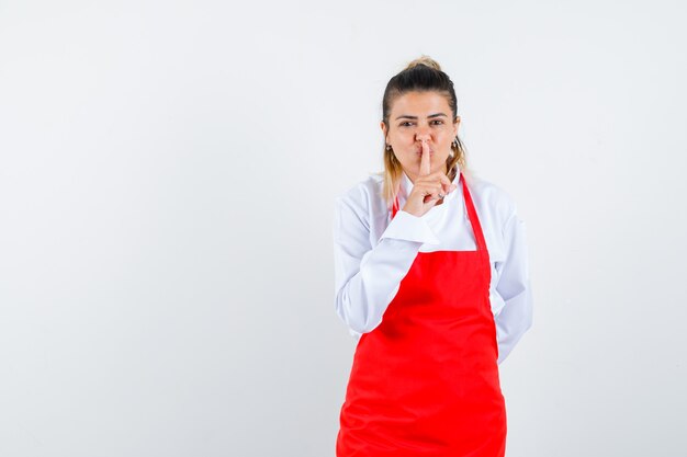 Una giovane donna espressiva in posa