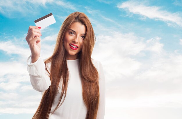 una giovane donna shopping con la sua carta di credito