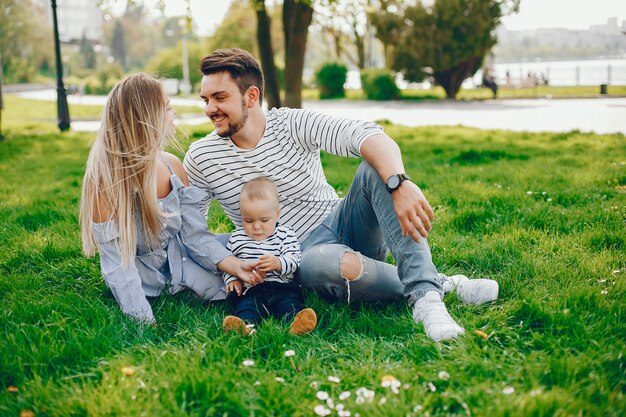 Una giovane e bella madre bionda in un vestito blu, insieme al suo bell&#39;uomo