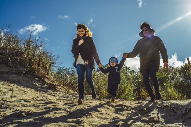 una giovane famiglia con bambini trascorre il fine settimana sulle rive del freddo Mar Baltico