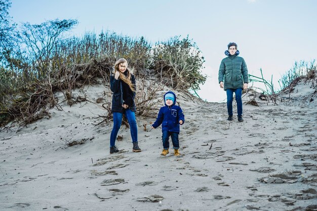 una giovane famiglia con bambini trascorre il fine settimana sulle rive del freddo Mar Baltico