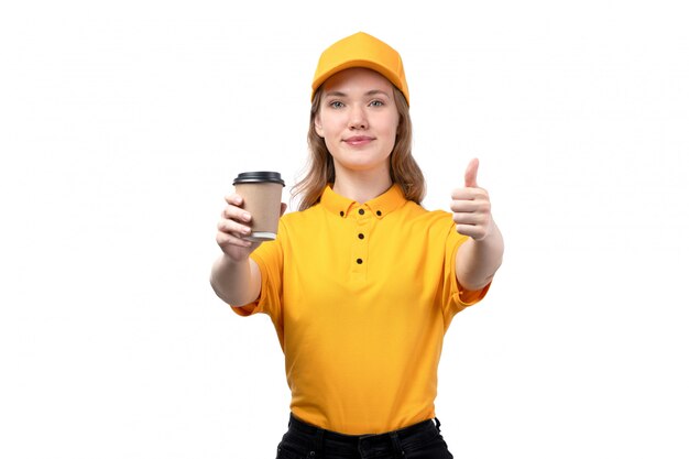 Una giovane lavoratrice femminile del corriere femminile di vista frontale della tazza di caffè sorridente della tenuta di servizio di distribuzione di alimenti su bianco