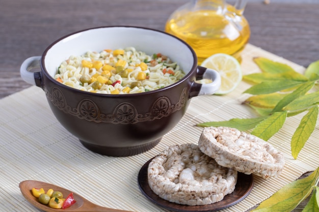 Una grande casseruola di gustose tagliatelle con mais, piselli e crosta di pane tonda