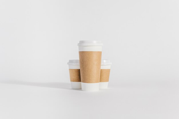Una grande e due piccole tazze di caffè
