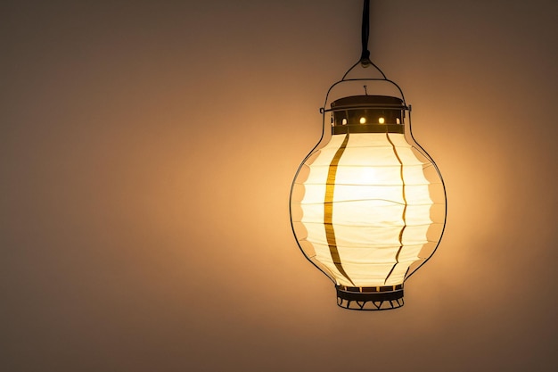 Una lampada con una luce accesa realizzata dall'azienda dell'azienda.