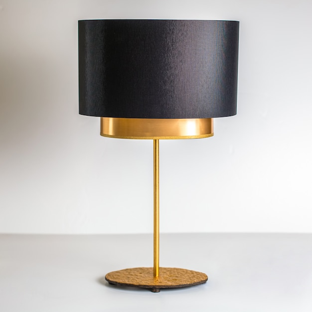 Una lampada frontale color oro nero progettata decorata squisita sullo sfondo bianco